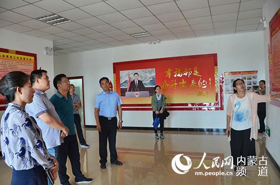 科右中旗乌逊嘎查包片负责人杜玉兰讲述乡风文明建设过程。