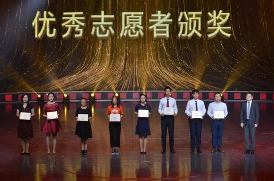 上海市副市长陈群为本届电影周的优秀志愿者颁奖