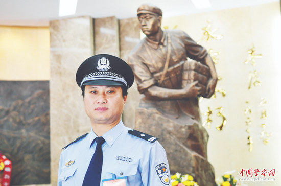 艾冬生前与董存瑞雕像合影。