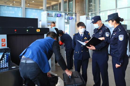 公交警方在和安检职员先容 新版“禁限带目次”。警方供图