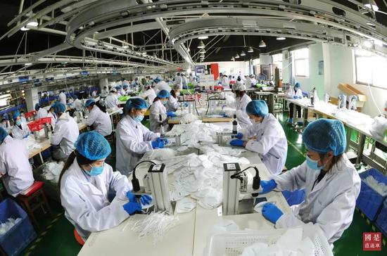 △青岛星域智能科技有限公司加紧出产民用防护口罩,保障海内需求条件下,出口美国、英国、德国、法国、巴西等二十多个国度和区域。中新社发 王海滨 摄