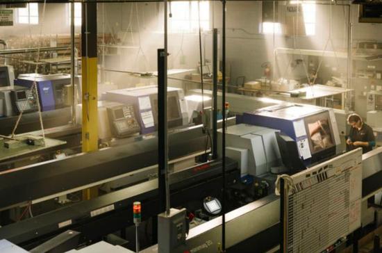 机械制造商先锋公司为生存引入自动化设备。图源：美国《华尔街日报》