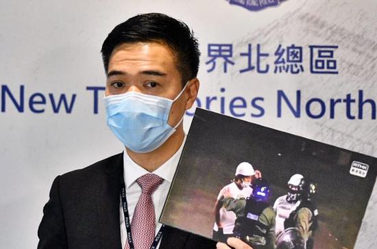 港媒:被捕反对派议员许智峰自称身体不适,在警员押送下前往医院接受治疗