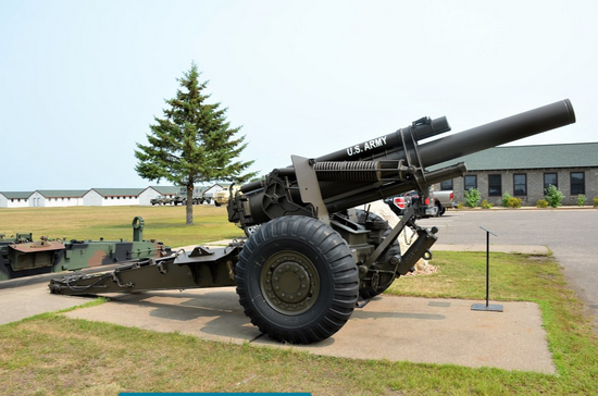 二战德国155毫米榴弹炮,m1式155毫米加农炮 m114155毫米牵引榴弹炮,目前仍是台军的炮兵主力装备之一.