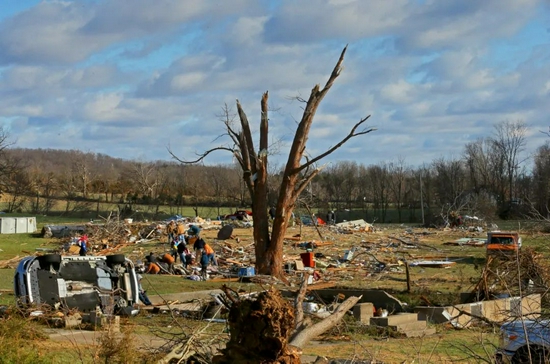 当地时间12月11日，美国肯塔基州，龙卷风发生之后，当地民众在废墟中搜寻。/IC photo