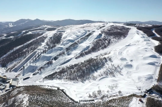 这是2021年12月6日拍摄的云顶滑雪公园的赛道景色(无人机照片)。新华社记者 杨世尧 摄