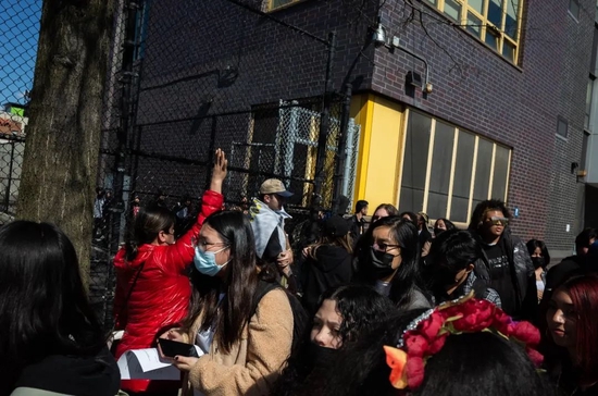 当地时间2022年4月12日,美国纽约布鲁克林,34街枪击现场附近的学生被允许出校(图|视觉中国)
