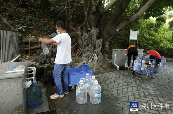 深圳一公园现市民提桶取水，有人拎十几个水瓶！园方提醒