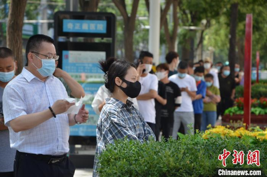 兰州高新区某核酸检测点居民正在排队等待核酸检测。图片来源:中新网