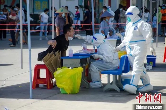 图为北海市民有序进行核酸检测。 翟李强 摄
