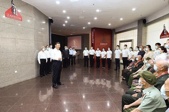 2022年8月16日至17日,习近平在辽宁考察。这是16日下午,习近平在锦州市考察辽沈战役纪念馆时,亲切会见老战士老同志和革命烈士亲属代表。新华社记者 鞠鹏 摄