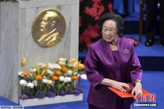 當地時間2015年12月10日，瑞典斯德哥爾摩，盧保獎頒獎典禮舉行。盧保生理學或醫學獎得主屠呦呦領獎。