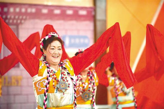 3月27日，拉萨市城关区各社区、单位举行了丰富多彩的西藏百万农奴解放59周年纪念活动。 图为城关区老年文艺队的队员在表演舞蹈。记者 旦增西旦 摄