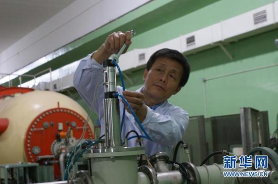 工作中的苏胜勇。新华网发(照片由中国原子能科学研究院提供)