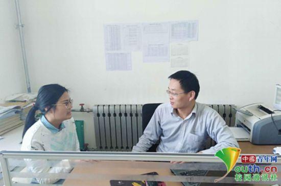 图为李建永老师与考研学生沟通。中国青年网通讯员 王继伟 摄