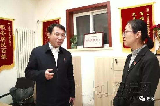 于军来到海淀街道合建楼社区