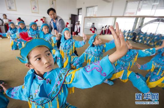 江苏省南通市海安县西场小学学生在练习京剧（5月26日摄）。新华社发（徐劲柏 摄）