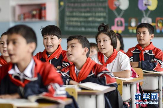 新疆疏附县托克扎克镇中心小学5年级1班同学们在上课（2017年9月26日摄）。新华社记者 赵戈 摄