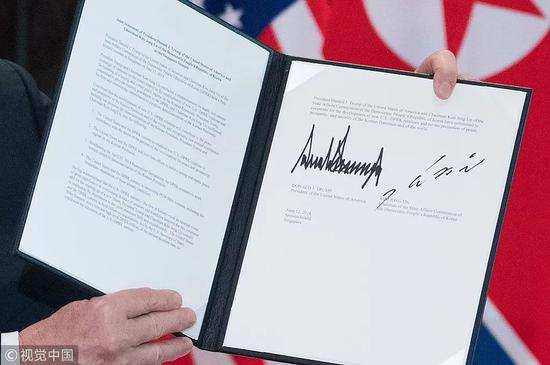 特朗普展示声明上的双方签字 @视觉中国