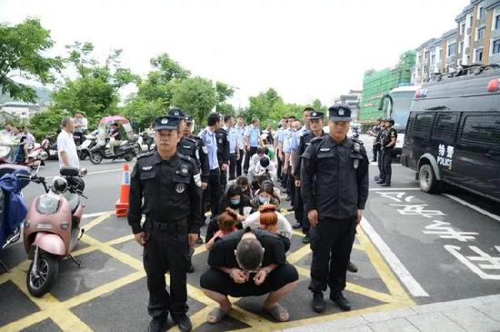他疯狂打赏女主播还日赚50万 民警发现背后秘密