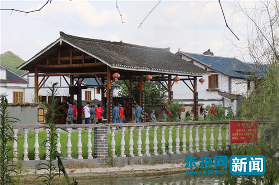 贵州省遵义市播州区枫香镇的花茂村。图为前来参观游览的游客。（未来网记者 谢青摄）