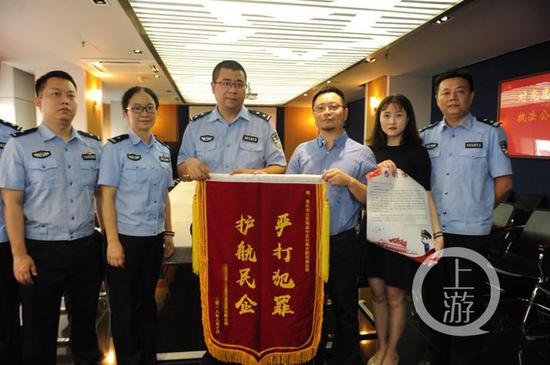 99fc08eaaed8b569ead13fd2e2f5955a.jpg △照相馆给民警送锦旗