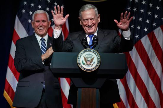 ▲2018年8月9日，在美国华盛顿，美国国防部长詹姆斯·马蒂斯（右）与美国副总统迈克·彭斯共同出席演讲活动。 彭斯表示，争取到2020年成立美军第六大军种“太空军”。