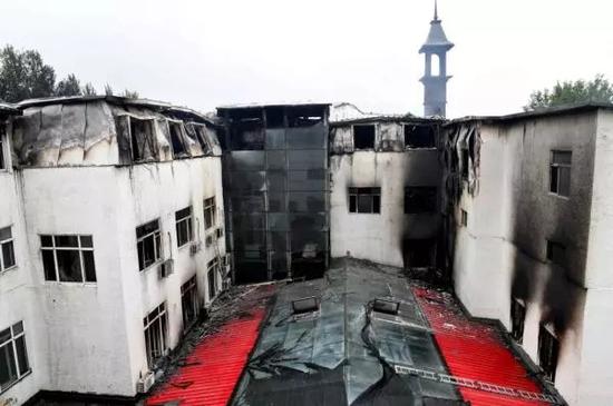 ▲8月25日拍摄的酒店发生火灾的客房楼体。图据新华社