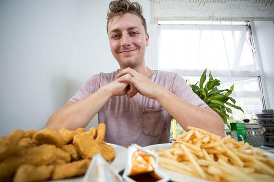 英国男子患饮食失调症 近20年几乎只吃鸡块和薯条