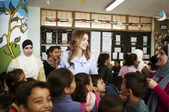 2017年10月24日，约旦王后拉尼娅访问首都安曼的一所男女混合中学。照片由王后办公室提供。