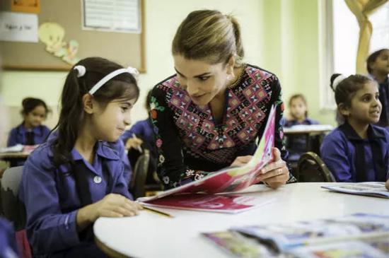 2017年9月11日，约旦王后拉尼娅参观该国北部扎尔卡市的一所学校。照片由王后办公室提供。