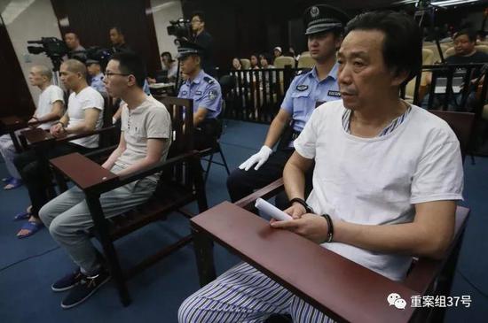▲2018年9月7日,被告人滕某(右一)等四人在法庭上受审。新京报记者王贵彬 摄