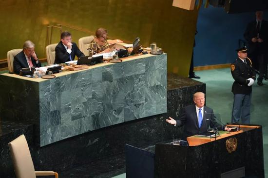 2017年9月19日，在纽约联合国总部，美国总统特朗普（前）在联大一般性辩论上发言。新华社记者李睿摄