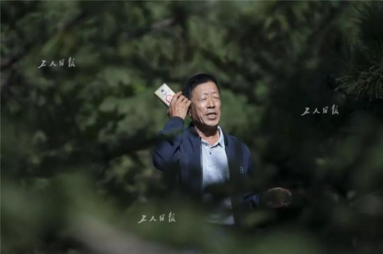 ↑9月22日上午，即将上台演出的秦建国在舞台后面的林子里进行最后一次排练。