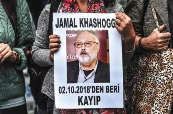 10月9日，在沙特驻土耳其伊斯坦布尔领事馆外，一名女士手持失踪记者贾迈勒·哈苏吉的肖像。 视觉中国 图