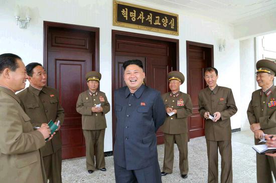 2014年5月，金正恩视察朝鲜大馆玻璃厂。