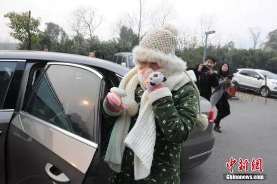 16岁少女遭泼油纵火毁容 称想自食其力不接受