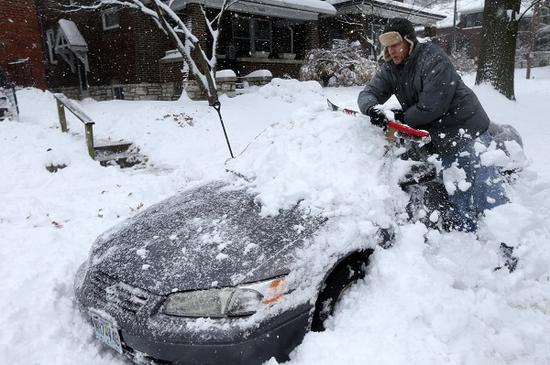 美国中西部遇暴风雪袭击 引发多起车祸致5人死亡