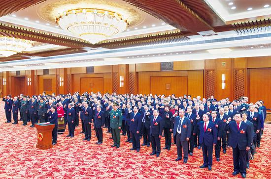 2018年3月18日，十三届全国人大一次会议在北京人民大会堂举行第六次全体会议。图为新当选的第十三届全国人民代表大会常务委员会委员进行宪法宣誓。 新华社记者 李学仁/摄