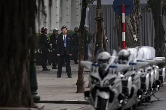 金正恩进入酒店后,朝鲜保镖随即在周围警戒。