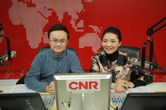 中央广播电视总台央视主持人徐卓阳（左）、央广主持人郭静（右）