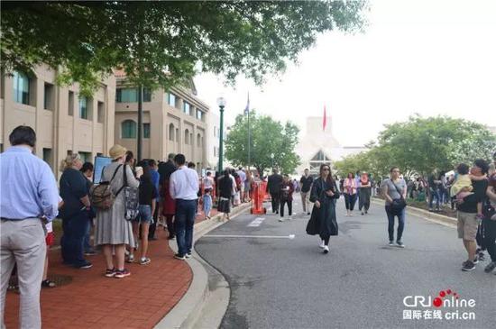 ▲观众在中国驻美使馆外排起长队。（国际在线）
