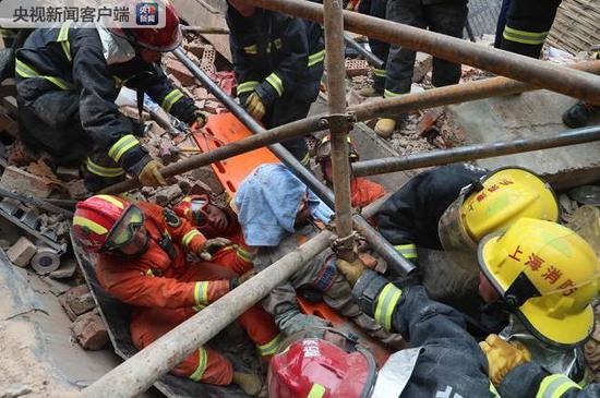 上海长宁区一处正在改造的建筑坍塌 已救出19人(含视频)