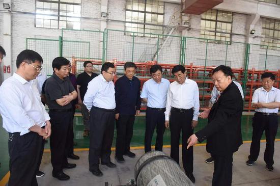 a3e0c3a4f548b758c82a42de7b1d8af5.jpg ▲南阳市委书记张文深在氢能源汽车项目现场办公的场景。