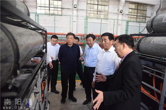 5月22日上午,南陽市委書記張文深到氫能源汽車項目現場辦公。 南陽網 圖