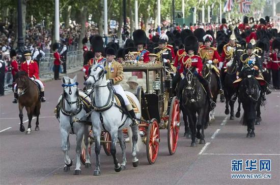 當地時間6月8日,在英國倫敦,英女王伊麗莎白二世乘馬車返回白金漢宮。