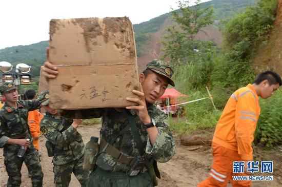  7月24日，救援人员在运送救援物资。  新华社记者 杨楹 摄