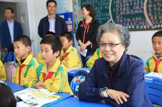 图为2017年，陶斯亮在甘肃东乡慰问孩子们。