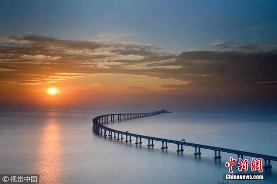 图为2018年10月21日,航拍镜头下的港珠澳大桥秋日美景。 图片来源:视觉中国/采用自中新网