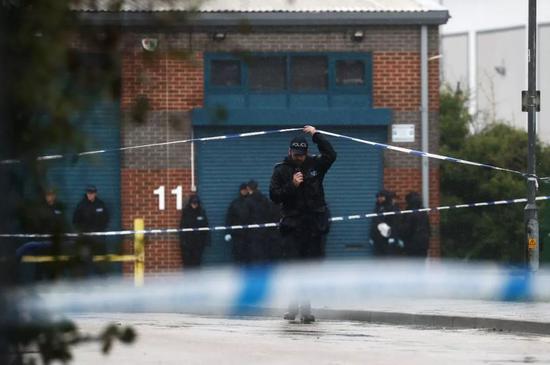 当地警方在现场拉起警戒线 图源路透社